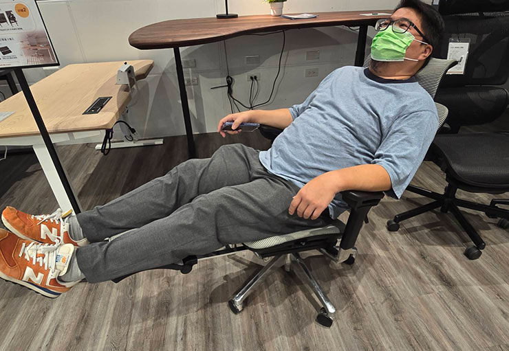 COFO 浮雲工學椅有搭配可收納式的腳靠，穩定性不錯，不過椅背最大後傾的角度略有不足。