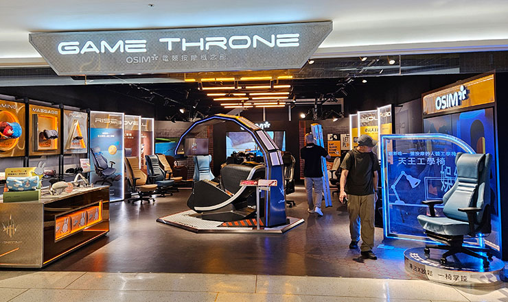 阿祥此次是前往台北三創的 OSIM 電競按摩概念館體驗 OSIM 天王工學椅，現場有蠻多實展的產品可試坐。