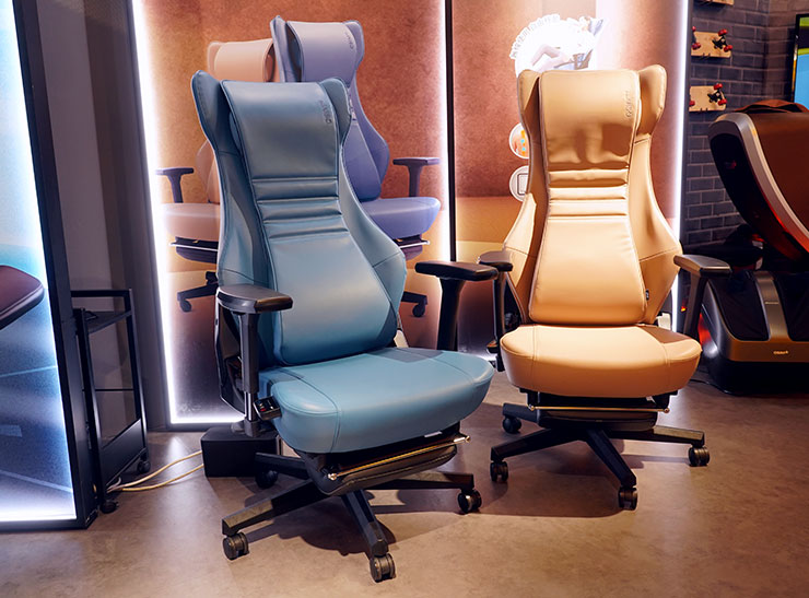 目前OSIM 天王工學椅共推出星藍（圖左）與拿鐵（圖右）兩款顏色，實際上星藍的的顏色會更接近寶藍色，而拿鐵款則是偏淺棕色。