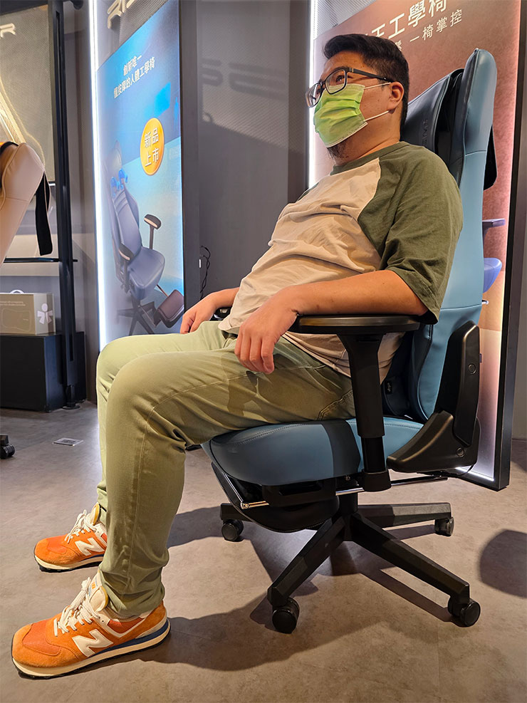 阿祥在試坐天王工學椅時，店長也協助調整椅背傾角、座高與扶手高度，確保大腿與小腿、小腿與腳掌之間呈 90 度支撐，對於身體的負擔最小。