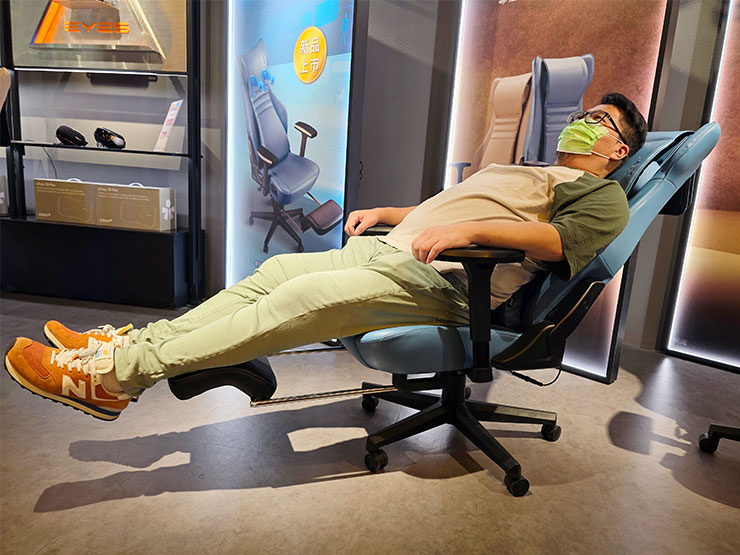 天王工學椅將椅背傾倒並搭配腳托的平躺狀態，真的很舒服呢！