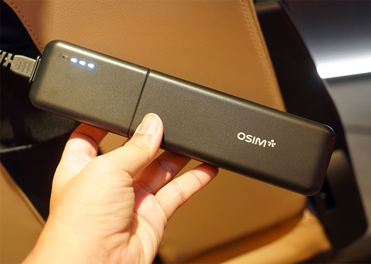 天王工學椅的電池本體，正面可看到顯示電池容量的燈號。