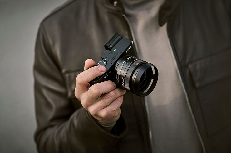 Sony 全新極輕巧全片幅定焦隨身旗艦機 RX1R III,掌上尺寸輕巧隨行! - 阿祥的網路筆記本 RX1R III 機身頂部呈現極簡、平整設計,並採用輕盈且高硬度鎂合金材質,兼具可靠耐用硬體設置與操作體驗。