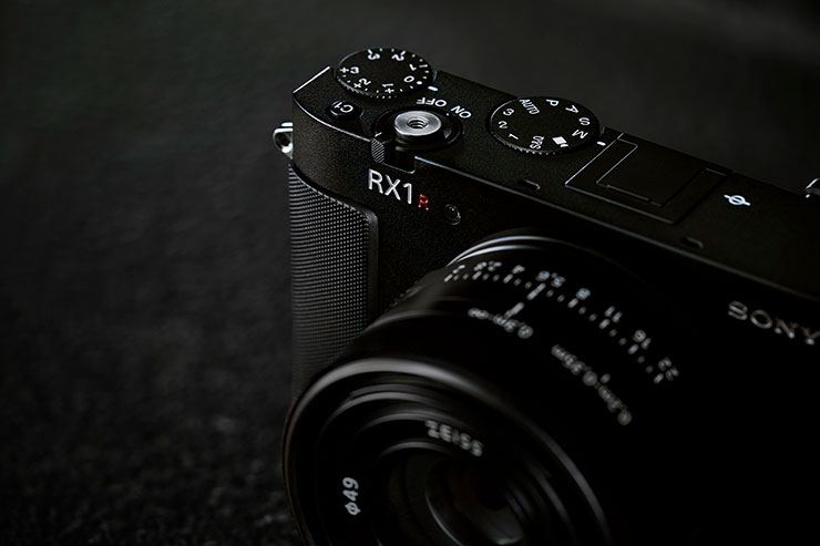 Sony 全新極輕巧全片幅定焦隨身旗艦機 RX1R III,掌上尺寸輕巧隨行! - 阿祥的網路筆記本 配備 35mm F2 ZEISS 定焦鏡頭的 Sony RX1R III ,可透過「裁切拍攝」功能自由切換 35 mm、50 mm 和 70 mm 三個焦段 ,符合創作者多元拍攝需求。