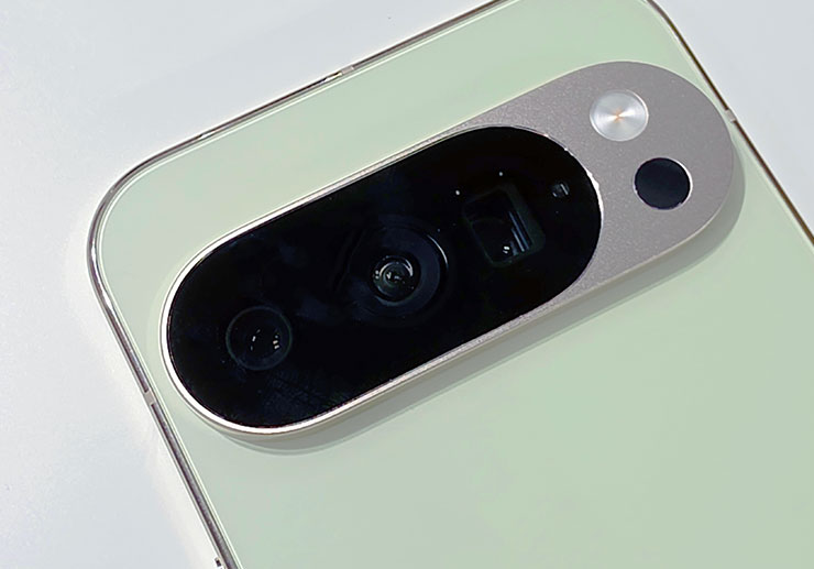Google 在台推出 Pixel 10 系列、Pixel Watch 4 與 Pixel Buds 2a,8/28 後陸續上市 - 阿祥的網路筆記本 Pixel 10 今年也迎來了第三顆望遠鏡頭,也成為入門機款中三見擁有高素質三鏡頭配置的手機
