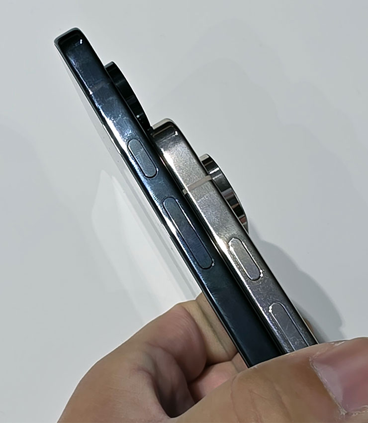 Google 在台推出 Pixel 10 系列、Pixel Watch 4 與 Pixel Buds 2a,8/28 後陸續上市 - 阿祥的網路筆記本 Pixel 10 Pro 與 Pixel 10 Pro XL 側面厚度比較