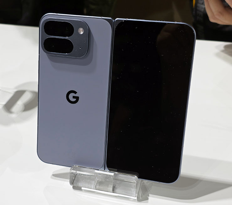 Google 在台推出 Pixel 10 系列、Pixel Watch 4 與 Pixel Buds 2a,8/28 後陸續上市 - 阿祥的網路筆記本 Pixel 10 Pro Fold 展開後的背面