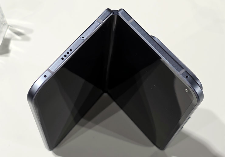 Google 在台推出 Pixel 10 系列、Pixel Watch 4 與 Pixel Buds 2a,8/28 後陸續上市 - 阿祥的網路筆記本 Pixel 10 Pro Fold 半摺疊的樣子,可以看到側面的機身厚度有更纖薄一些