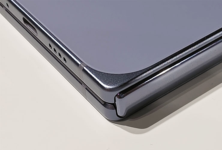 Google 在台推出 Pixel 10 系列、Pixel Watch 4 與 Pixel Buds 2a,8/28 後陸續上市 - 阿祥的網路筆記本 Pixel 10 Pro Fold 的機身背殼的邊緣也做了圓緣設計,與整個機身設計更有一致性