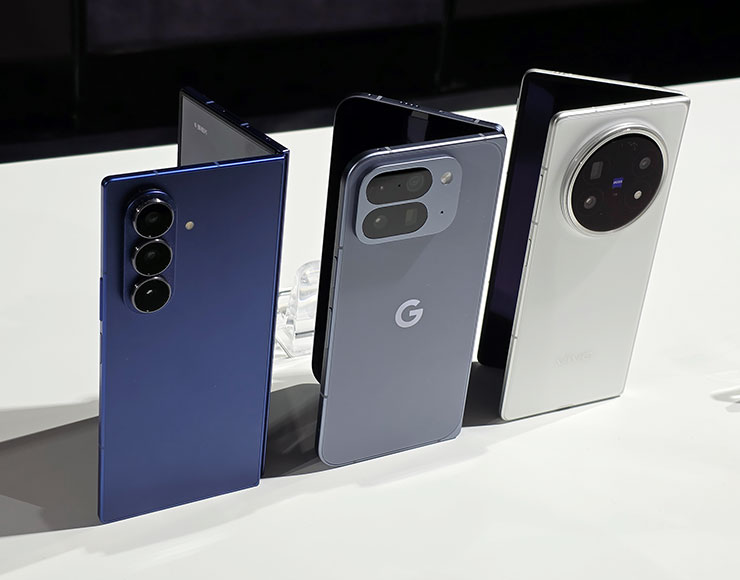Google 在台推出 Pixel 10 系列、Pixel Watch 4 與 Pixel Buds 2a,8/28 後陸續上市 - 阿祥的網路筆記本 現場也看到 Pixel 10 Pro Fold (中)與今年兩款在台上市的摺疊機 Galaxy Z Fold7(左)與 vivo Fold5(右)一字排開比一比