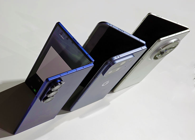 Google 在台推出 Pixel 10 系列、Pixel Watch 4 與 Pixel Buds 2a,8/28 後陸續上市 - 阿祥的網路筆記本 Pixel 10 Pro Fold (中)、 Galaxy Z Fold7(左)與 vivo Fold5(右)從上方來看機身厚度的差異