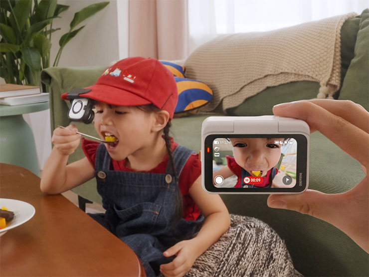 既輕巧又是旗艦級!Insta360 GO Ultra 重新定義口袋級相機體驗! - 阿祥的網路筆記本 透過藍牙將 Insta360 GO Ultra 單相機的即時畫面傳送至 2.5 吋翻轉觸控螢幕 Action Pod