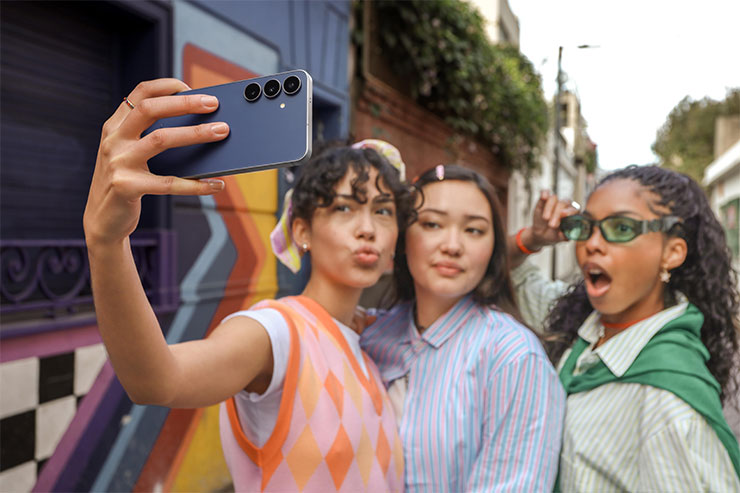 憑藉 AI 驅動的 ProVisual Engine 及升級 1,200 萬畫素前置鏡頭，Galaxy S25 FE 讓使用者隨手拍出亮麗自拍照