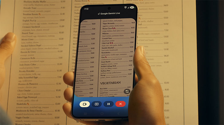 Gemini Live 支援即時視覺對話，裝置能透過分享鏡頭或螢幕畫面，看見使用者所見，並提供深度建議。