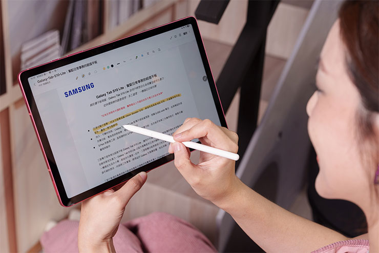 Galaxy Tab S10 Lite在閱讀教材或報告時，可直接在PDF 文件上註記
