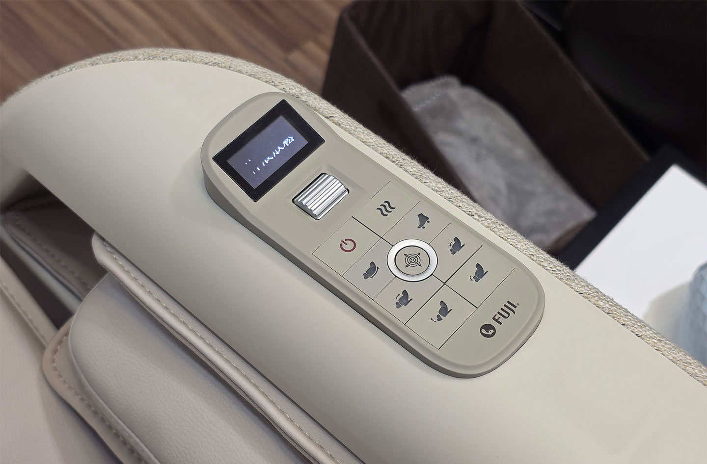 【FUJI按摩椅評價】門市真實體驗!從外觀、功能到保固+感受心得完全分享! - 阿祥的網路筆記本 雙AI摩術椅扶手設計了快捷控制面板,讓操作更為順手