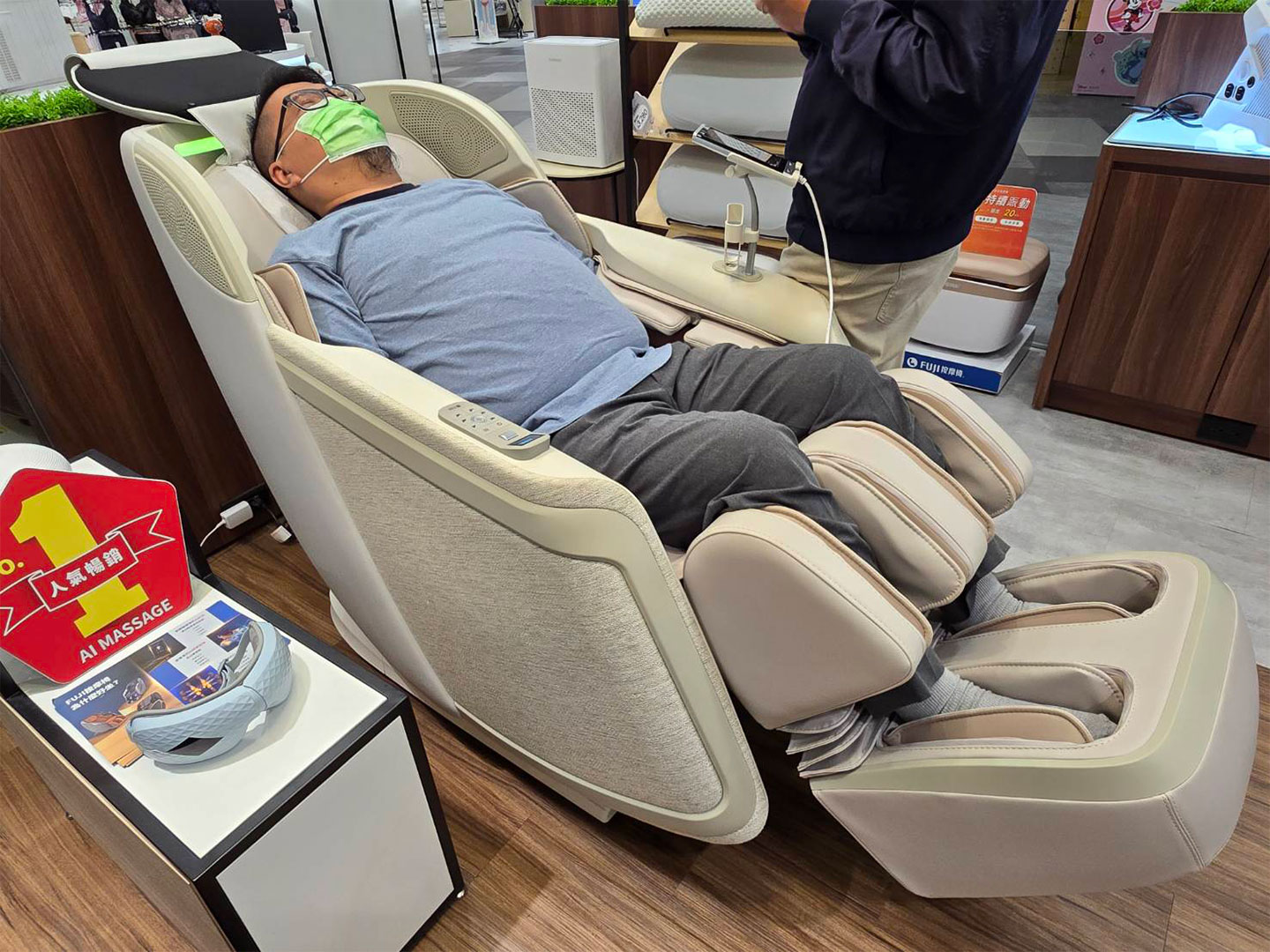 【FUJI按摩椅評價】門市真實體驗!從外觀、功能到保固+感受心得完全分享! - 阿祥的網路筆記本 雙AI摩術椅的坐感不錯,對於高大壯碩的男性來說也不會感到侷促