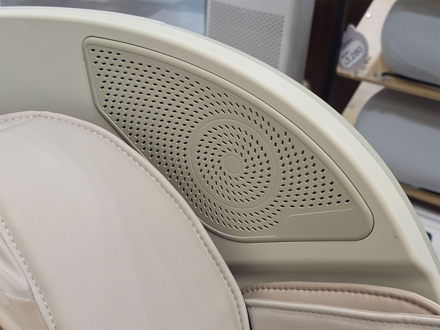 【FUJI按摩椅評價】門市真實體驗!從外觀、功能到保固+感受心得完全分享! - 阿祥的網路筆記本 雙AI摩術椅頭部兩側加入了藍牙揚聲器,立體聲效果極佳