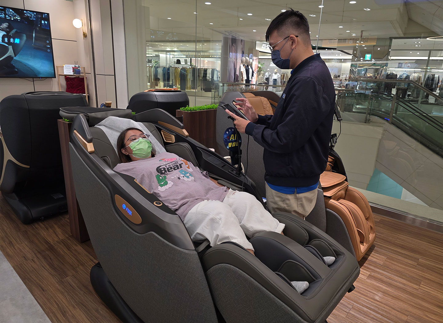 【FUJI按摩椅評價】門市真實體驗!從外觀、功能到保固+感受心得完全分享! - 阿祥的網路筆記本 雙 AI 極智摩術椅實際試坐的感受也很舒適