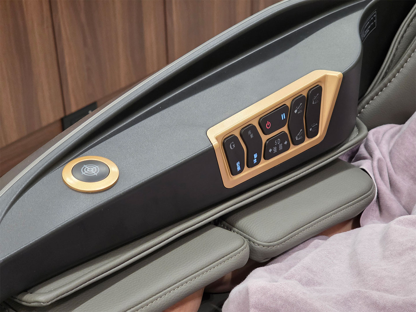 【FUJI按摩椅評價】門市真實體驗!從外觀、功能到保固+感受心得完全分享! - 阿祥的網路筆記本 雙 AI 極智摩術椅扶手處設置有快捷功能鍵與AI智慧偵測功能