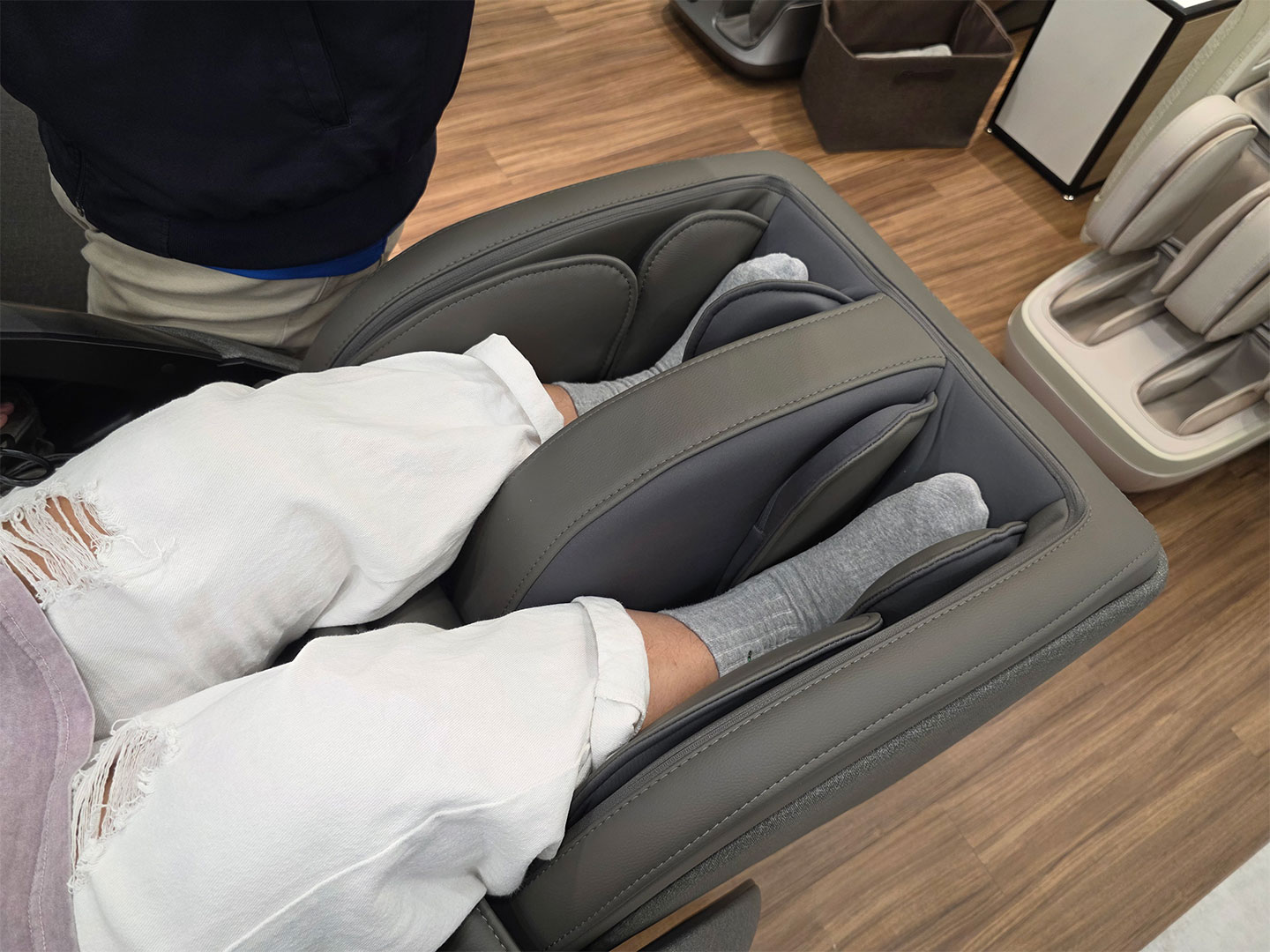 【FUJI按摩椅評價】門市真實體驗!從外觀、功能到保固+感受心得完全分享! - 阿祥的網路筆記本 雙 AI 極智摩術椅的腿部與腳底按摩也十分到位