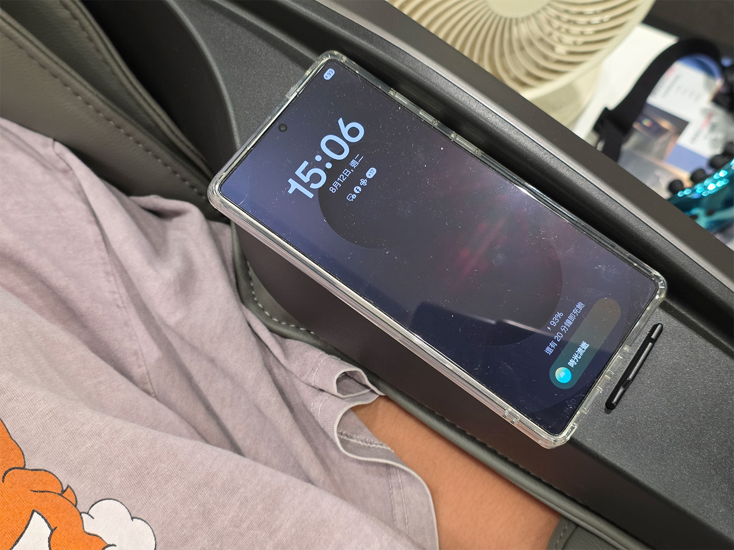 【FUJI按摩椅評價】門市真實體驗!從外觀、功能到保固+感受心得完全分享! - 阿祥的網路筆記本 很特別的是,雙 AI 極智摩術椅的扶手設計了磁吸式無線充電區,可支援 Magsafe 充電