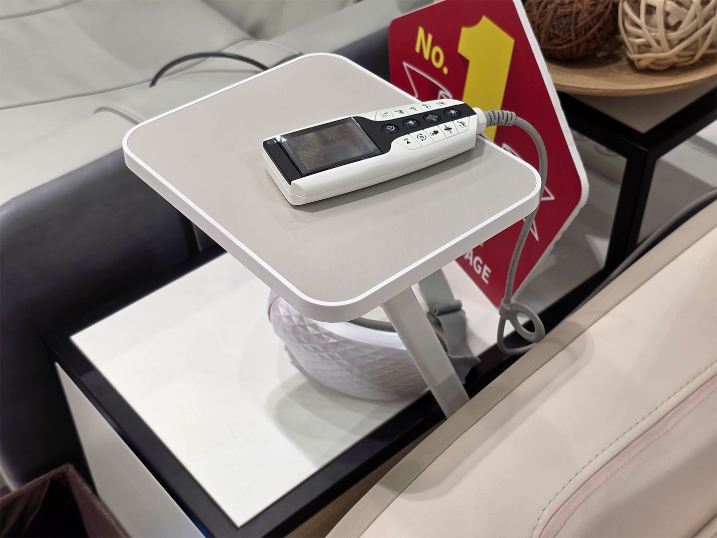 【FUJI按摩椅評價】門市真實體驗!從外觀、功能到保固+感受心得完全分享! - 阿祥的網路筆記本 AI 愛沙發隨附小邊桌可方便置位,也能隨椅背傾倒自主平衡,設計很聰明