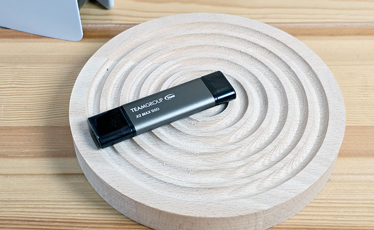 TEAMGROUP X2 MAX 的外型設計、功能特色都與一代款的 X1 MAX 相同，但最高容量規格大幅提升至 2TB 之多。