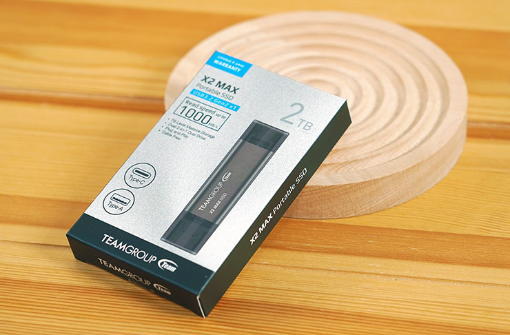 相較於一代 X1 MAX 的吊卡式包裝，TEAMGROUP X2 MAX 升級成為質感更好的紙盒包裝，印刷設計也更為精美。