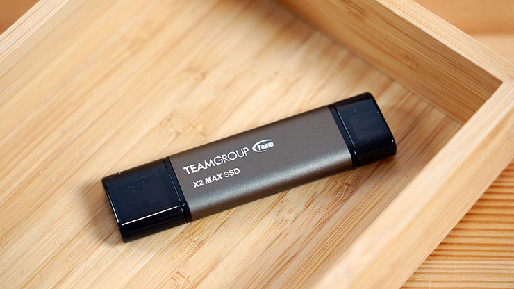 X2 MAX 尺寸小巧，機身採用霧面處理的金屬外殼，質感相當出色。