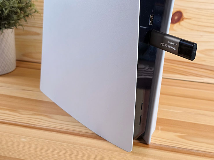 X2 MAX 可透過 PS5 內建的 USB Type-C 連接使用。