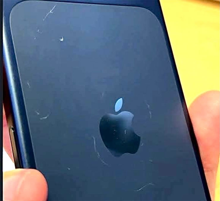 蘋果回應 iPhone 17 Pro 與 iPhone Air 「刮痕門」與鋁材耐用性問題 - 阿祥的網路筆記本 藍色 iPhone 17 Pro 的刮痕