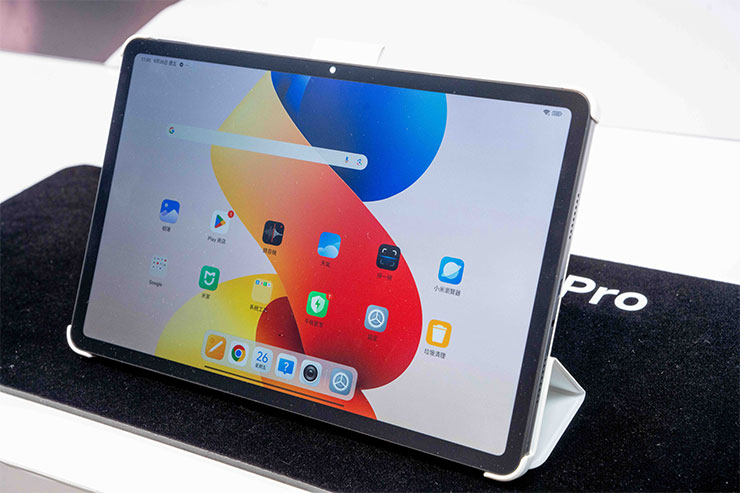 REDMI Pad 2 Pro 與 REDMI Pad 2 Pro 5G 配備 12.1 吋 2.5K 120Hz 高刷新率螢幕，帶來細膩流暢的視覺享受。