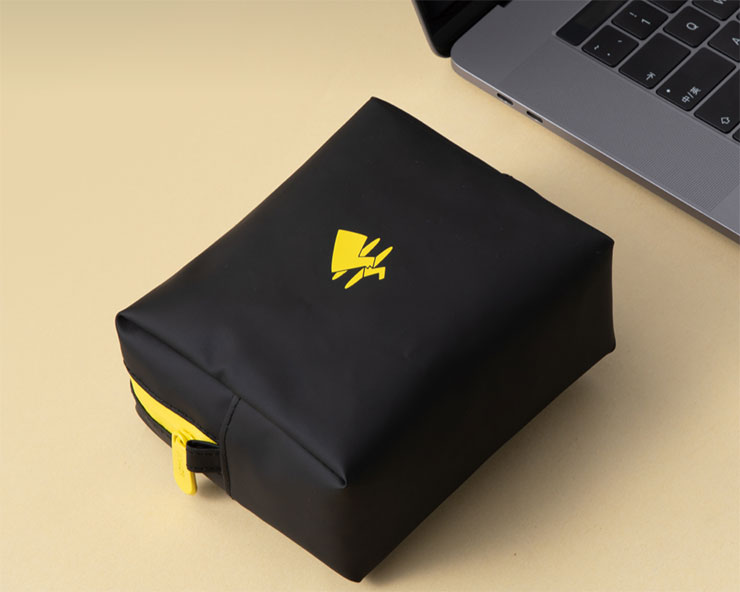 ANKERx寶可夢台日限定聯名!三合一磁吸無線充電座、充電線與造型收納包 10/1 預購開跑! - 阿祥的網路筆記本 皮卡丘造型收納包黑色
