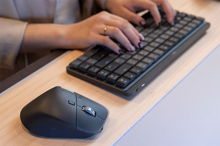 旗艦無線滑鼠 Logitech MX Master 4 即日起全球同步發售!全新觸覺回饋、Actions Ring 快捷環有感升級 - 阿祥的網路筆記本 MX Master 4 專為極致工作效率而生,搭載全新高效能晶片,連線穩定性提升兩倍