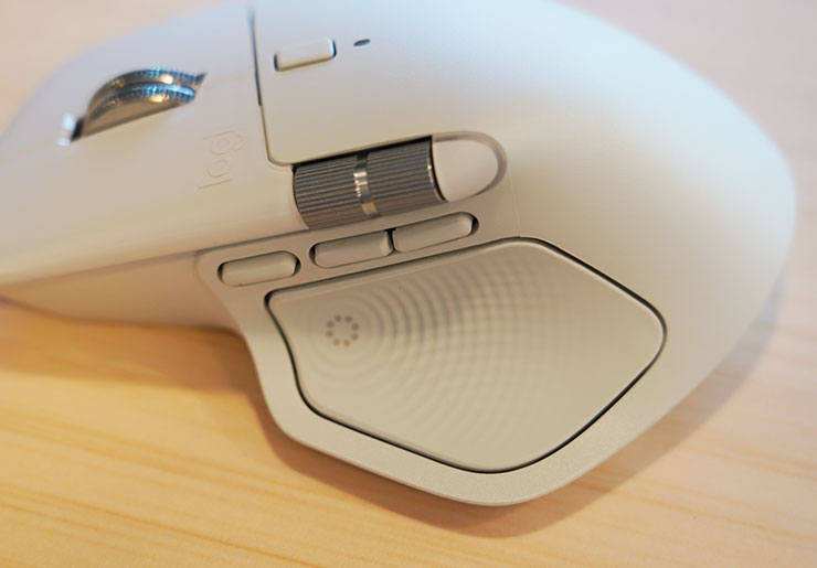 旗艦無線滑鼠 Logitech MX Master 4 即日起全球同步發售!全新觸覺回饋、Actions Ring 快捷環有感升級 - 阿祥的網路筆記本 鼠身側面除了位置優化的姆指滾輪,更有支援觸覺回饋技術的姆指側鍵
