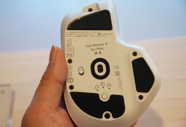 旗艦無線滑鼠 Logitech MX Master 4 即日起全球同步發售!全新觸覺回饋、Actions Ring 快捷環有感升級 - 阿祥的網路筆記本 鼠身底部的感測器、電源開關與連線切換鍵(三組),另外若為 Mac 版本,這裡會有「for Mac」的標示,據官方表示,Mac 版本與 Windows 版本功能完全相同,但差別在於有通過蘋果的無線連結測試認證,穩定性更高