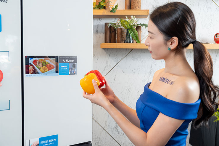 9吋AI Home觸控螢幕，可串聯SmartThings提供「食材管理、居家控制、家庭互動、娛樂體驗」等服務。