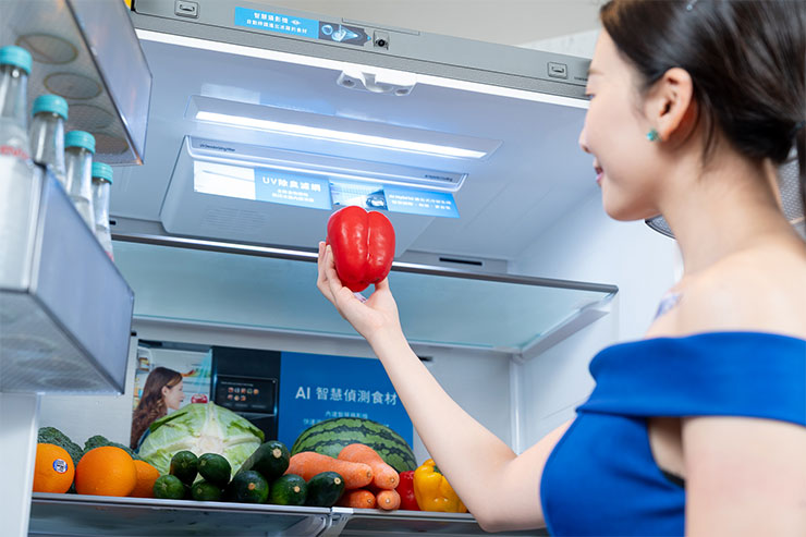 內建智慧攝影機，可進行AI智慧食材偵測，即時辨識放入或取出冰箱的食材。