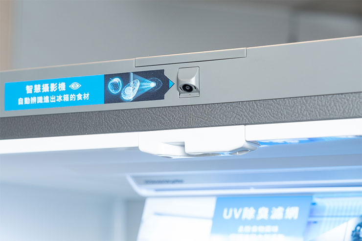 內建智慧攝影機，可進行AI智慧食材偵測，即時辨識放入或取出冰箱的食材。