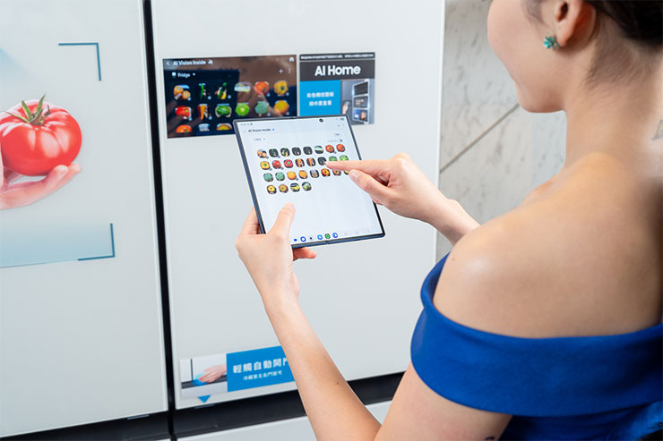 內建智慧攝影機，可進行AI智慧食材偵測，即時辨識放入或取出冰箱的食材。