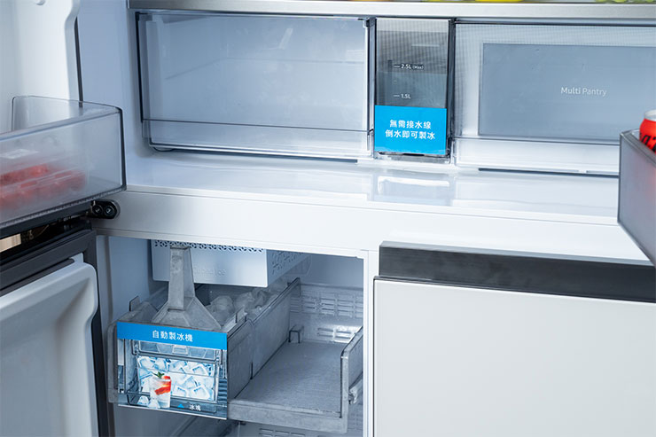 內建自動製冰機，不需水線安裝，只需將過濾或煮沸的水注入水箱。
