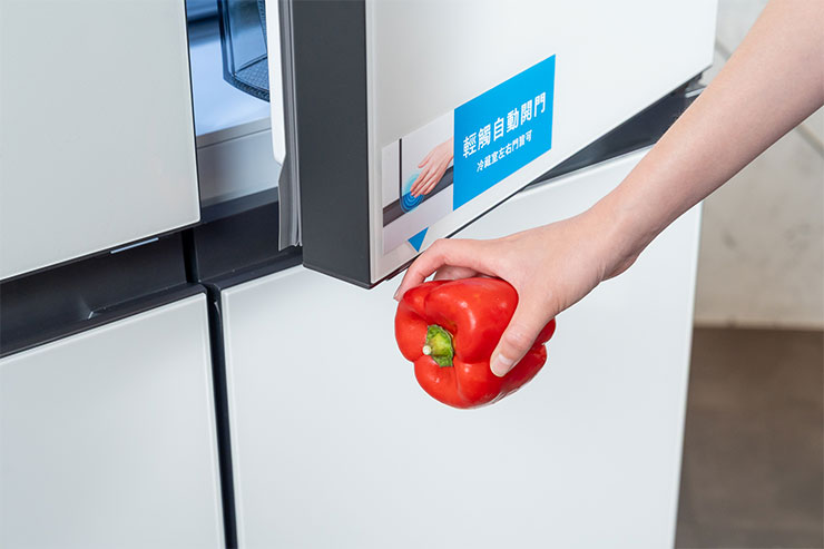 只需輕觸即可輕鬆開啟冰箱，即使雙手拿滿東西，也能輕鬆存取食材。