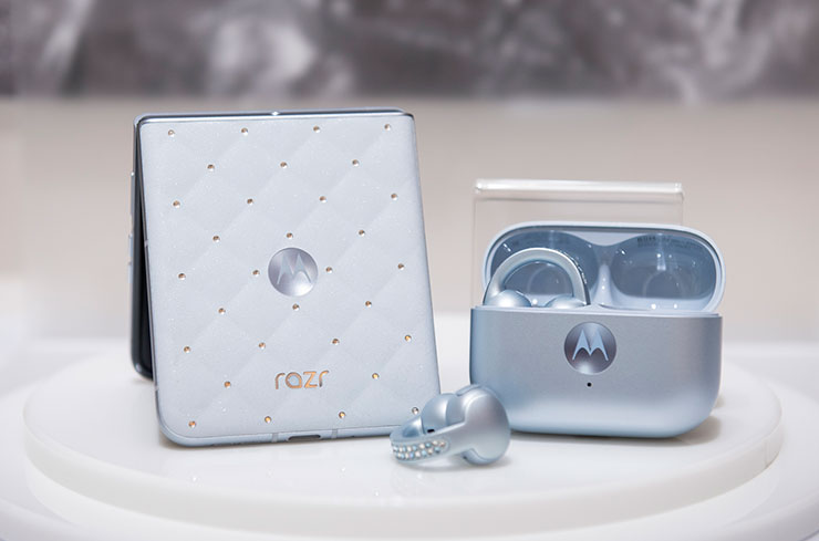 Motorola攜手Swarovski® 施華洛世奇推出冰藍限定組，即日起於遠傳電信獨家販售