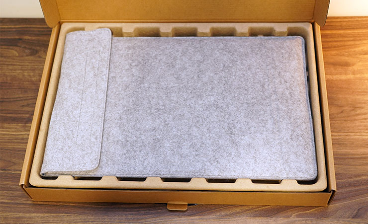 MSI PRO MP165 E6 便攜顯示器開箱實測:輕薄無負擔,輕鬆升級行動雙螢幕環境! - 阿祥的網路筆記本 開箱,可看到質感不出的專屬收納包,PRO MP165 E6 置入其中。