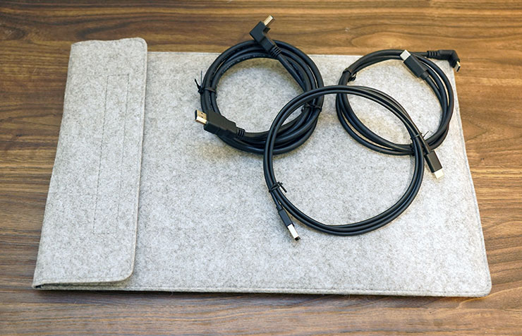 MSI PRO MP165 E6 便攜顯示器開箱實測:輕薄無負擔,輕鬆升級行動雙螢幕環境! - 阿祥的網路筆記本 內容物可看到收納包(內有 PRO MP165 E6),三條連結線,分別為 USB-C to USB-C、HDMI to HDMI 與 USB-A to USB-C 規格。