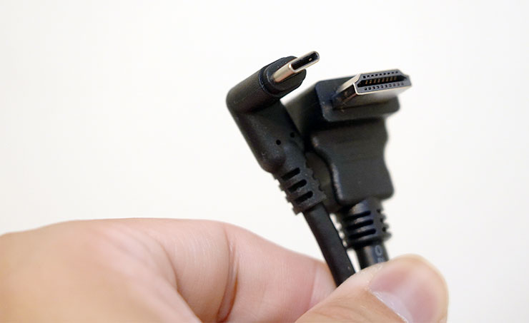 MSI PRO MP165 E6 便攜顯示器開箱實測:輕薄無負擔,輕鬆升級行動雙螢幕環境! - 阿祥的網路筆記本 隨附的 USB-C 與 HDMI 線材都有一端為 L 型設計,方便連結至顯示器時能很好地將纜線整理於機身後端。