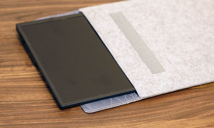 MSI PRO MP165 E6 便攜顯示器開箱實測:輕薄無負擔,輕鬆升級行動雙螢幕環境! - 阿祥的網路筆記本 隨附的收納袋尺寸與 PRO MP165 E6 相符,顯示器置入其中能獲得極佳的保護。