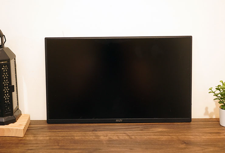 MSI PRO MP165 E6 便攜顯示器開箱實測:輕薄無負擔,輕鬆升級行動雙螢幕環境! - 阿祥的網路筆記本 PRO MP165 E6 的機身正面。