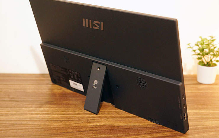 MSI PRO MP165 E6 便攜顯示器開箱實測:輕薄無負擔,輕鬆升級行動雙螢幕環境! - 阿祥的網路筆記本 PRO MP165 E6 自帶支架於機身後側,直接展開即可穩固架立顯示器於桌面。